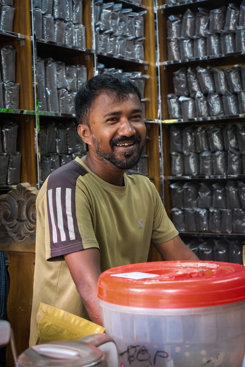 Lojista sorrindo atrás do balcão